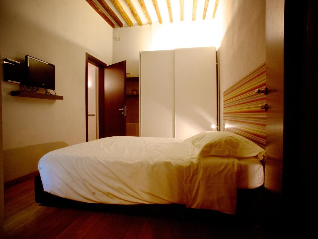 Parizzi Suites & Restaurant Parma Habitación foto